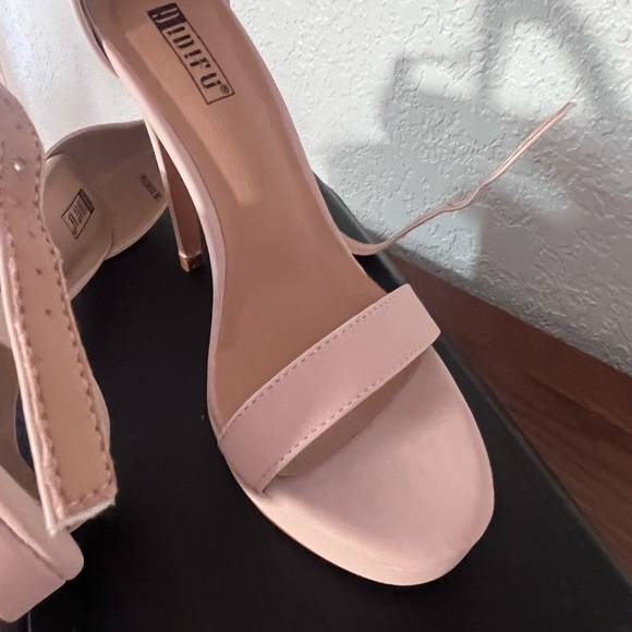 Brand new Nude heels - Picture 7 of 8